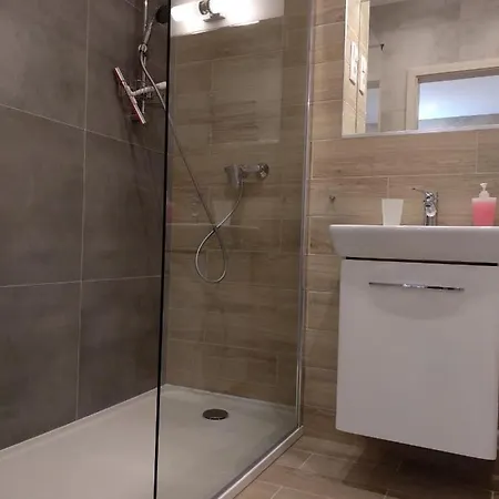 Niedaleko Od Centrum Ale Z Dala Od Tłumów